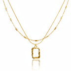 colier placat cu aur de 18K cu pandantiv elegant chenar gol