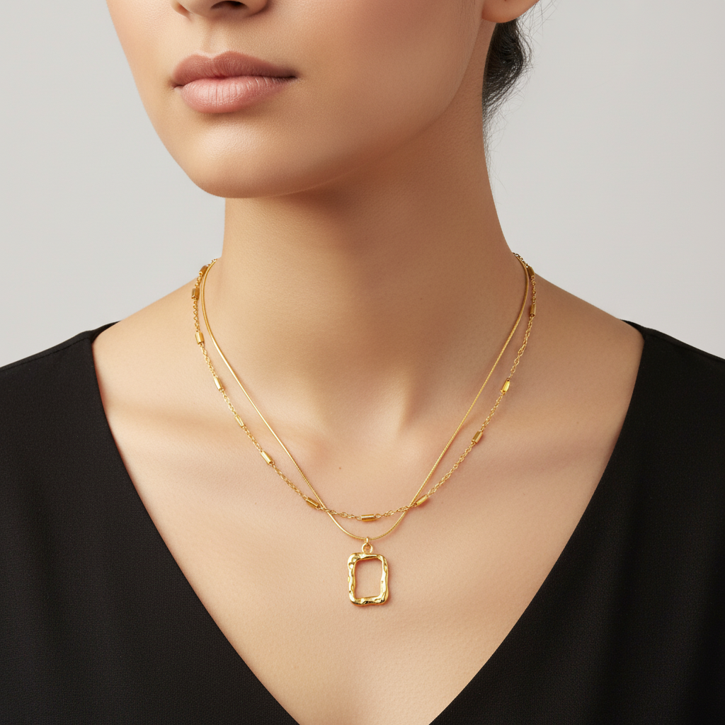 colier placat cu aur de 18K cu pandantiv elegant chenar gol