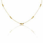 colier fin de damă cu lanț subțire placat cu aur cu mici blocuri aurii intercalete pe lant