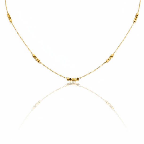 colier fin de damă cu lanț subțire placat cu aur cu mici blocuri aurii intercalete pe lant
