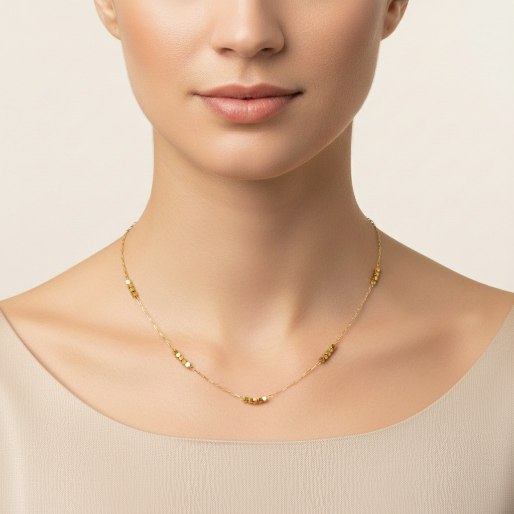 colier fin de damă cu lanț subțire placat cu aur cu mici blocuri aurii intercalete pe lant
