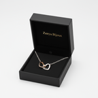 Lănțișor fin argintiu cu pandantiv cu 2 inimi cu pietricele pe lateral una argintie si una roz gold, realizat din oțel inoxidabil