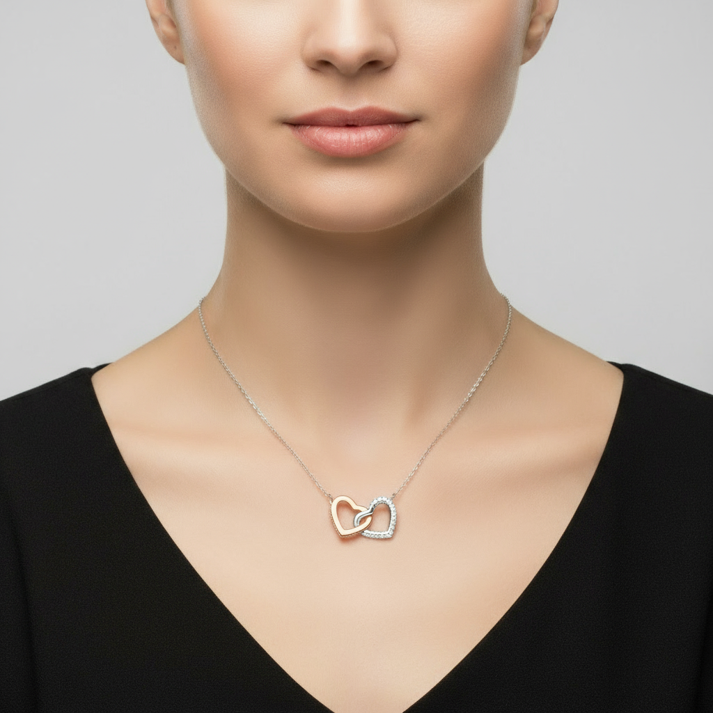 Lănțișor fin argintiu cu pandantiv cu 2 inimi cu pietricele pe lateral una argintie si una roz gold, realizat din oțel inoxidabil