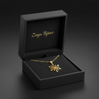 Lănțișor auriu cu pandantiv în formă de fulg de nea, in cutie neagra de bijuterii.