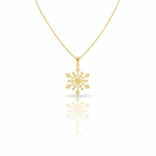 Lănțișor auriu cu pandantiv în formă de fulg de nea, pe fundal alb