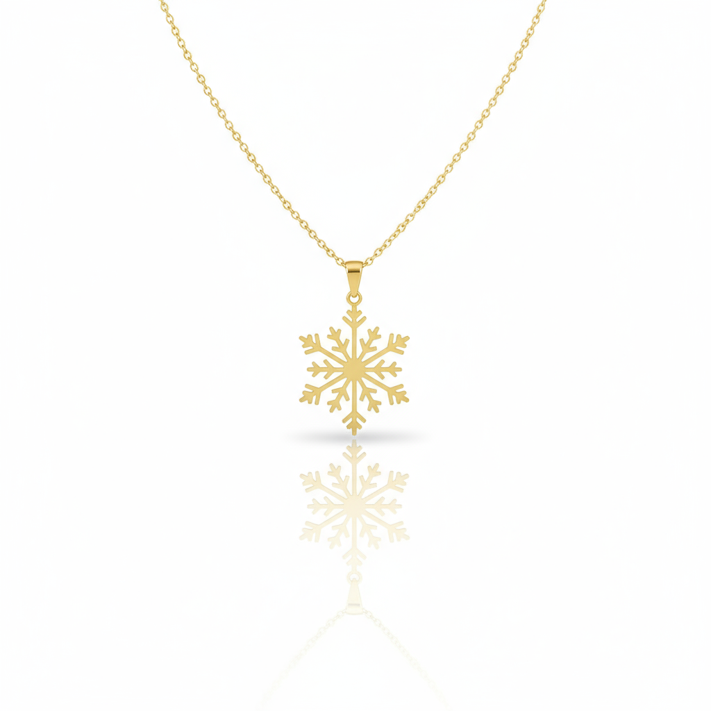 Lănțișor auriu cu pandantiv în formă de fulg de nea, pe fundal alb