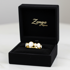 inel placat cu aur de 18K – design elegant de damă format din mai multe cercuri mari si mici unul langa altul mic/mare, piatra alba stil marmura, inel reglabil