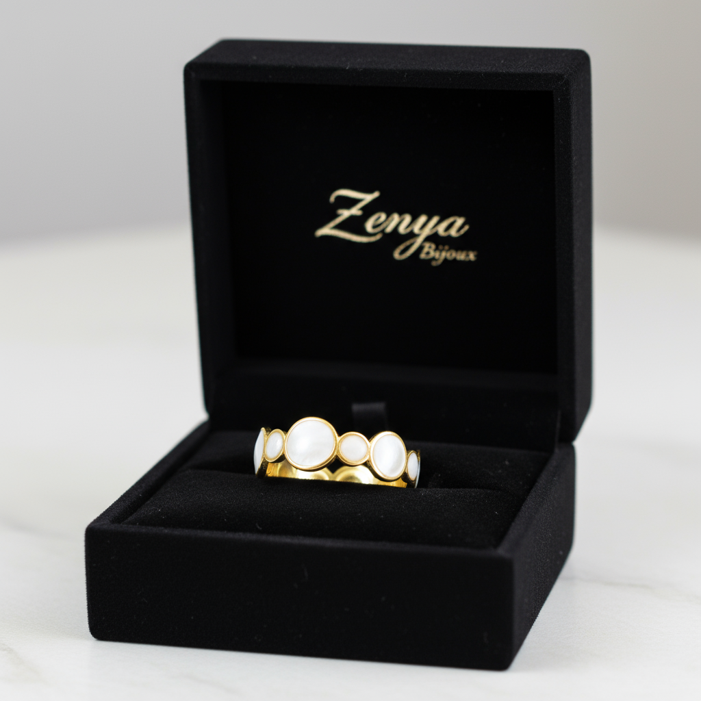 inel placat cu aur de 18K – design elegant de damă format din mai multe cercuri mari si mici unul langa altul mic/mare, piatra alba stil marmura, inel reglabil
