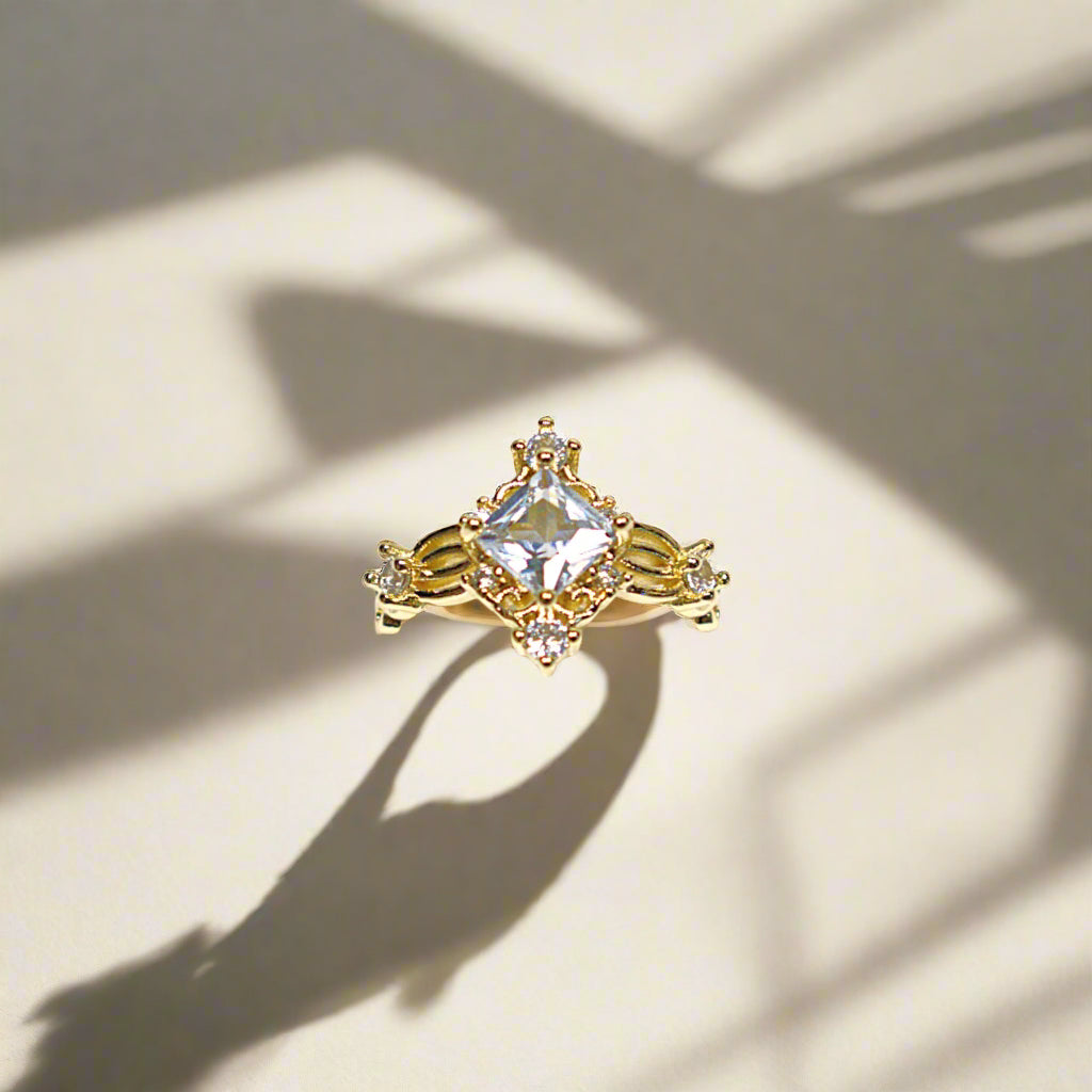 inel placat cu aur de 18K cu pietre cubic zirconia strălucitoare