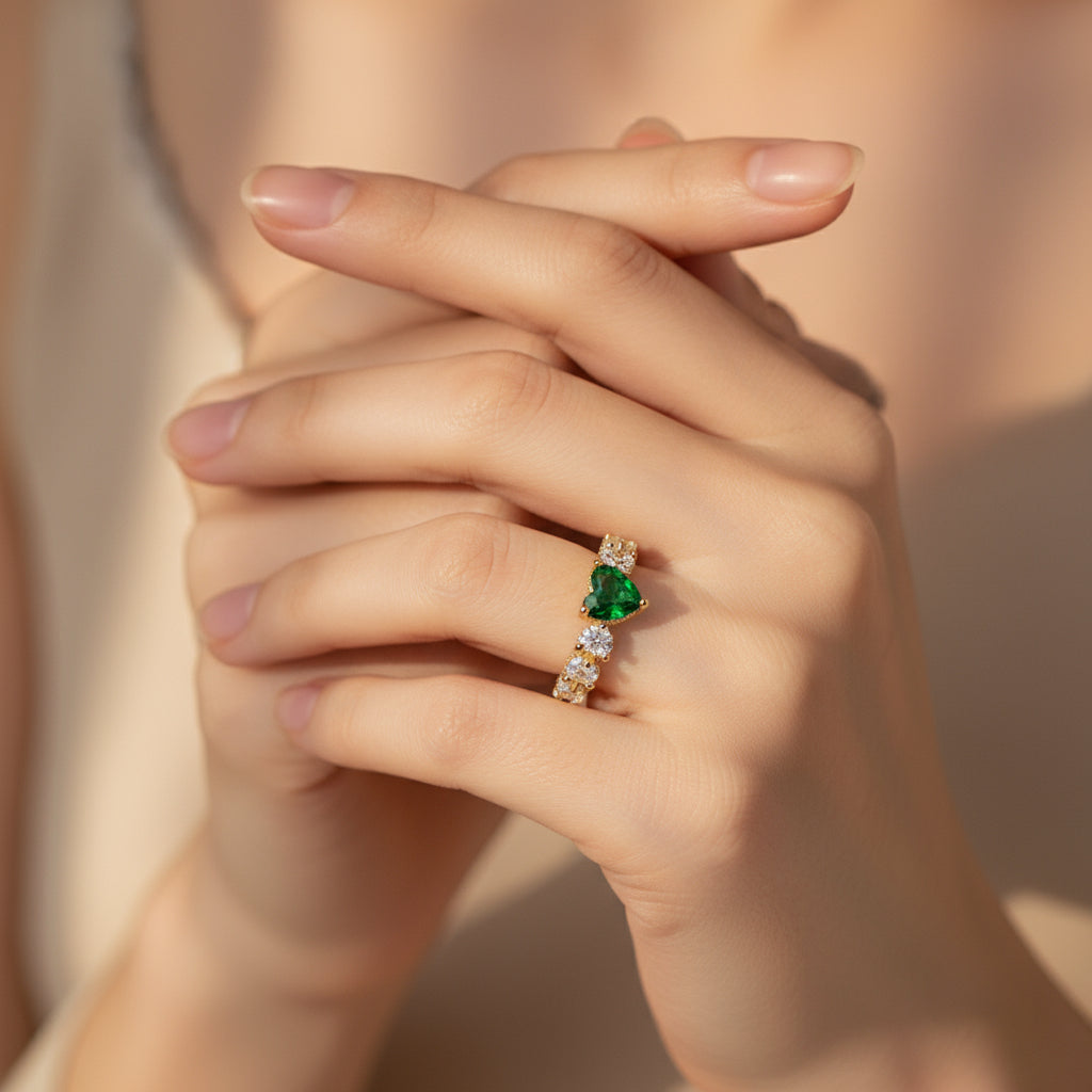 inel placat cu aur de 18K cu pietre cubic zirconia strălucitoare